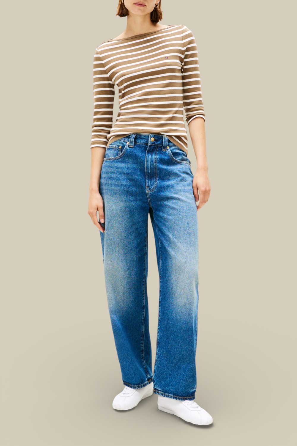 תמונת כל הלוק של חולצת פסים